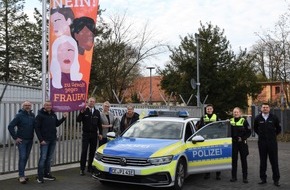 Polizeiinspektion Celle: POL-CE: Polizeiinspektion Celle hisst orangene Fahne als Zeichen gegen Gewalt an Frauen