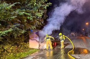 Feuerwehr Detmold: FW-DT: Scheune bei n&auml;chtlichem Brand vollst&auml;ndig zerst&ouml;rt - zwei Feuerwehrleute im Krankenhaus