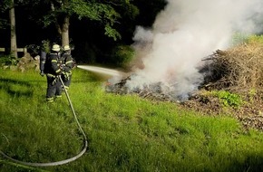 Feuerwehr Herdecke: FW-EN: Holzabfall brannte im Mühlenweg in voller Ausdehnung - Übergreifen auf das Waldgebiet verhindert.