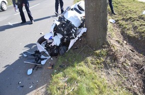Kreispolizeibehörde Herford: POL-HF: Motorradfahrer prallt gegen Baum- Kontrolle beim Überholen verloren