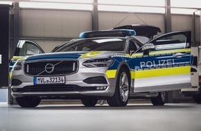 Polizeipräsidium Neubrandenburg: POL-NB: Taucher, Hunde, Rad-Codierung, Puppenbühne - Polizei bietet buntes Programm an MV-Tagen
