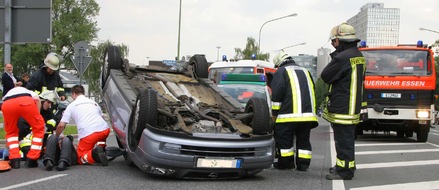 Feuerwehr Essen: FW-E: Verkehrsunfall, PKW überschlagen