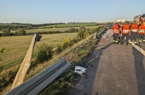 Autobahnpolizeiinspektion: API-TH: Schwerer Lkw Unfall bei Eisenach auf der A 4 - Hängerzug durchbricht Leitplanke und landet auf Feld!