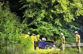 Polizei Aachen: POL-AC: Alleinunfall - Drei junge Männer bei Verkehrsunfall verletzt