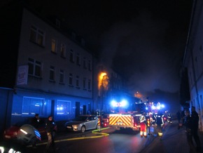 FW-GE: Feuer mit Menschenleben in Gefahr - 12 gerettete Personen bei Wohnungsbrand