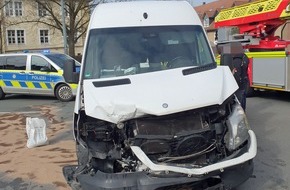 Polizei Mettmann: POL-ME: Zusammenstoß im Kreuzungsbereich fordert zwei Leichtverletzte und hohen Sachschaden - Ratingen - 2103116