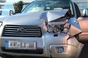 Polizeipräsidium Krefeld: POL-KR: Unfall am Supermarkt - Auto fährt vor Wand - Fahrerin nur leicht verletzt