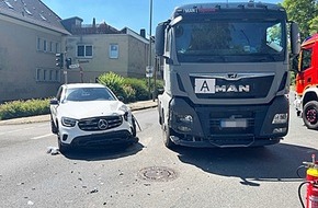 Polizei Mettmann: POL-ME: Unfall an defekter Ampel - Mercedes kollidiert mit LKW- 2507011