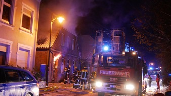 Freiwillige Feuerwehr Celle: FW Celle: Haupt- und Nebengebäude brennen in Celle
