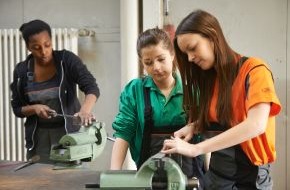 Ford-Werke GmbH: Mädchen begeistert von technischen Berufen (BILD)