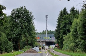 Feuerwehr Wenden: FW Wenden: Gasleitung bei Baggerarbeiten beschädigt