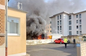 Freiwillige Feuerwehr Menden: FW Menden: Zahlreiche Einsätze am Montag - Rauchwolke über der Innenstadt