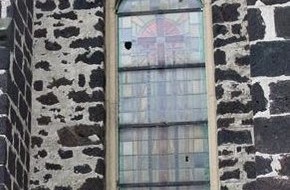 Polizeipräsidium Koblenz: POL-PPKO: Vier Kirchenfenster zerstört