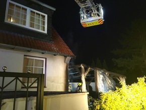 FW Ratingen: Brennende Terrassenüberdachung am Einfamilienhaus in Ratingen Lintorf
