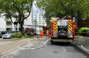 Feuerwehr Heiligenhaus: FW-Heiligenhaus: Feuer und Menschenrettung in Mehrfamilienhaus