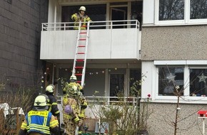 Feuerwehr Herdecke: FW-EN: Wohnungsbrand mit Verdacht der Menschenrettung - Feuerwehr im Dauereinsatz - Zwei Br&auml;nde und mehrere &Ouml;lspuren fordern die Einsatzkr&auml;fte