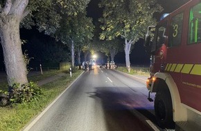 Freiwillige Feuerwehr Lehrte: FW Lehrte: PKW fährt gegen Baum