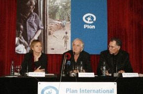 Plan International Deutschland e.V.: Henning Mankell: "Wir alle haben das Problem Aids." / Elke Heidenreich und Henning Mankell engagieren sich mit Kinderhilfswerk Plan im Kampf gegen HIV/Aids