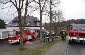 Feuerwehr der Stadt Arnsberg: FW-AR: Arnsberger Feuerwehr hat Kaminbrand in Rumbeck schnell im Griff