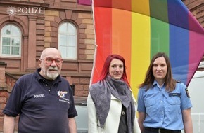 Polizeipräsidium Westpfalz: POL-PPWP: Polizei setzt Zeichen und hisst Regenbogenfahne