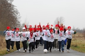 Intersnack Deutschland SE: Sch&uuml;ler-Staffel "Fit am Ball 3000" schafft kurz vor Er&ouml;ffnung der Fu&szlig;ball-EM Dribbel-Weltrekord!