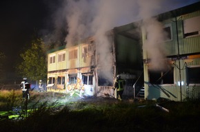 POL-STD: Mehrere Brände beschäftigen Feuerwehr und Polizei in Buxtehude in der vergangenen Nacht - ehemalige Asylbewerberunterkunft und Mülleimer zerstört