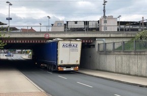 Polizeiinspektion Celle: POL-CE: Verkeilter Sattelzug unter Brücke