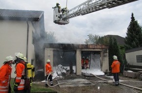 Polizeiinspektion Hameln-Pyrmont/Holzminden: POL-HOL: Bevern - Rotdornstraße: 80.000,-- EUR Schaden bei Garagenbrand -Harley Davidson verbrannt / Gebäudeschaden auch am Wohnhaus-