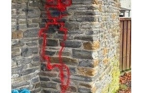 Polizeidirektion Trier: POL-PDTR: Graffiti Besch&auml;digung von Gemeindeeigentum am Busbahnhof in Morbach.