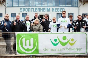 VfL Wolfsburg-Fußball GmbH: VfL Wolfsburg-Presseservice: VfL Wolfsburg unterstützt vom Hochwasser betroffenen TSG Calbe / Auch Klaus Allofs und Dieter Hecking packen tatkräftig an / Über 100 VfLer vor Ort