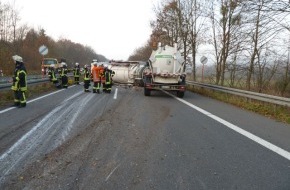 Polizeiinspektion Northeim: POL-NOM: Tankzug kippte auf der B 243 um - 60.000 Euro Schaden (Bild im Anhang)