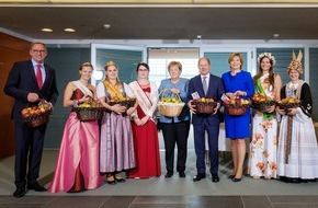 Deutschland - Mein Garten (eine Initiative der Bundesvereinigung der Erzeugerorganisationen Obst und Gemüse / BVEO): Gipfeltreffen im Kanzleramt: Regierungschefin Angela Merkel empfing Deutschlands Apfelköniginnen zum traditionellen Apfelkabinett