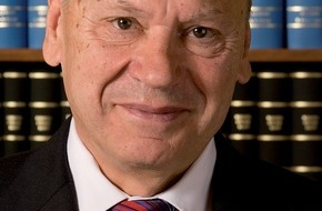 Amadeus FiRe AG: Prof. Dr. Horst Walter Endriss erhält Bundesverdienstkreuz