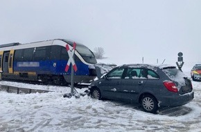 Polizeiinspektion Göttingen: POL-GÖ: (522/2022) Erneute Kollision am Bahnübergang: Personenzug erfasst Pkw in Emmenhausen - Keine Verletzten