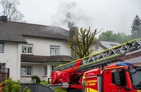 Freiwillige Feuerwehr Menden: FW Menden: Kaminbrand und Hubschrauberlandung im Mendener Süden