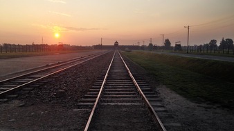 ZDF: ZDF-Dokumentation "Ein Tag in Auschwitz" erreicht viele junge Zuschauer / Auch Unterrichtsmaterial abrufbar (FOTO)