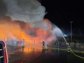 FW-WRN: FEUER_3 - DLK - gegenüber Poco, unklare Feuermeldung, Sollen Flammen aus Gebäude schlagen