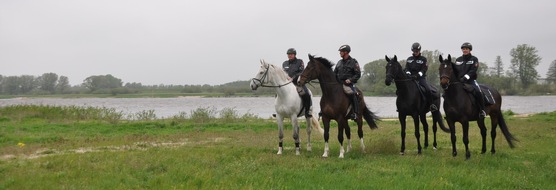 Polizeiinspektion Lüneburg/Lüchow-Dannenberg/Uelzen: POL-LG: ++ Polizeireiter im Biosphärenreservat "Niedersächsische Elbtalaue" ++ auch und gerade in Zeiten von "Corona" ist die Polizei erneut "hoch zu Ross und bürgernah" in den ...