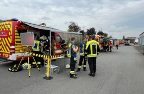 Feuerwehren im Kreis Soest: FW Kreis Soest: Erste Lagemeldung unbekannter Stoffaustriff in Geseke
