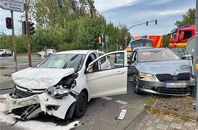 Polizei Mettmann: POL-ME: Unfall im Kreuzungsbereich: Zwei Leichtverletzte - 2609111