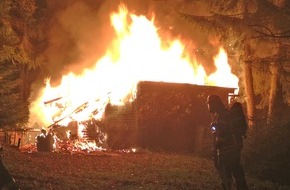 Feuerwehr Attendorn: FW-OE: Ferienhaus in Attendorn-Eichen komplett abgebrannt