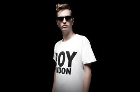 Warner Music Group Germany: Robin Schulz: Mit "Prayer In C" auf Platz 1 der weltweiten Shazam-Charts / Der globale Hit-Macher schreibt deutsche Musikgeschichte (FOTO)