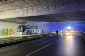 Feuerwehr und Rettungsdienst Bonn: FW-BN: Vollbrand eines Reisebusses auf der Autobahn 565 - 16 Reisende blieben unverletzt.