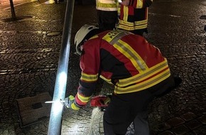 Feuerwehr Plettenberg: FW-PL: Linienbus touchiert Straßenlaterne am Maiplatz