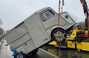 Polizei Münster: POL-MS: Unfall mit Oldtimer auf der A31 - Aufwändige Bergungsarbeiten