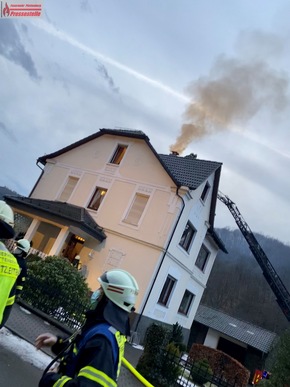 FW-PL: Ausgedehnter Kaminbrand droht auf Gebäude überzugreifen.