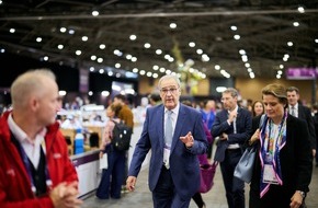 SwissSkills: WorldSkills 2024 : le Conseiller fédéral Guy Parmelin se mêle aux supporters suisses