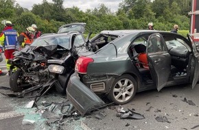 Feuerwehr Dortmund: FW-DO: Verkehrsunfall auf der A45 mit drei Fahrzeugen und vier Verletzten