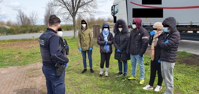 Bundespolizeiinspektion Magdeburg: BPOLI MD: 15. Behältnisschleusung 2021 in Sachsen-Anhalt aufgedeckt: Erstmals auch Frauen auf Ladefläche festgestellt