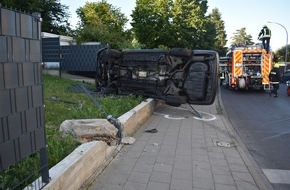 Polizei Mönchengladbach: POL-MG: PKW kippt bei Verkehrsunfall auf die Seite - Fahrer alkoholisiert